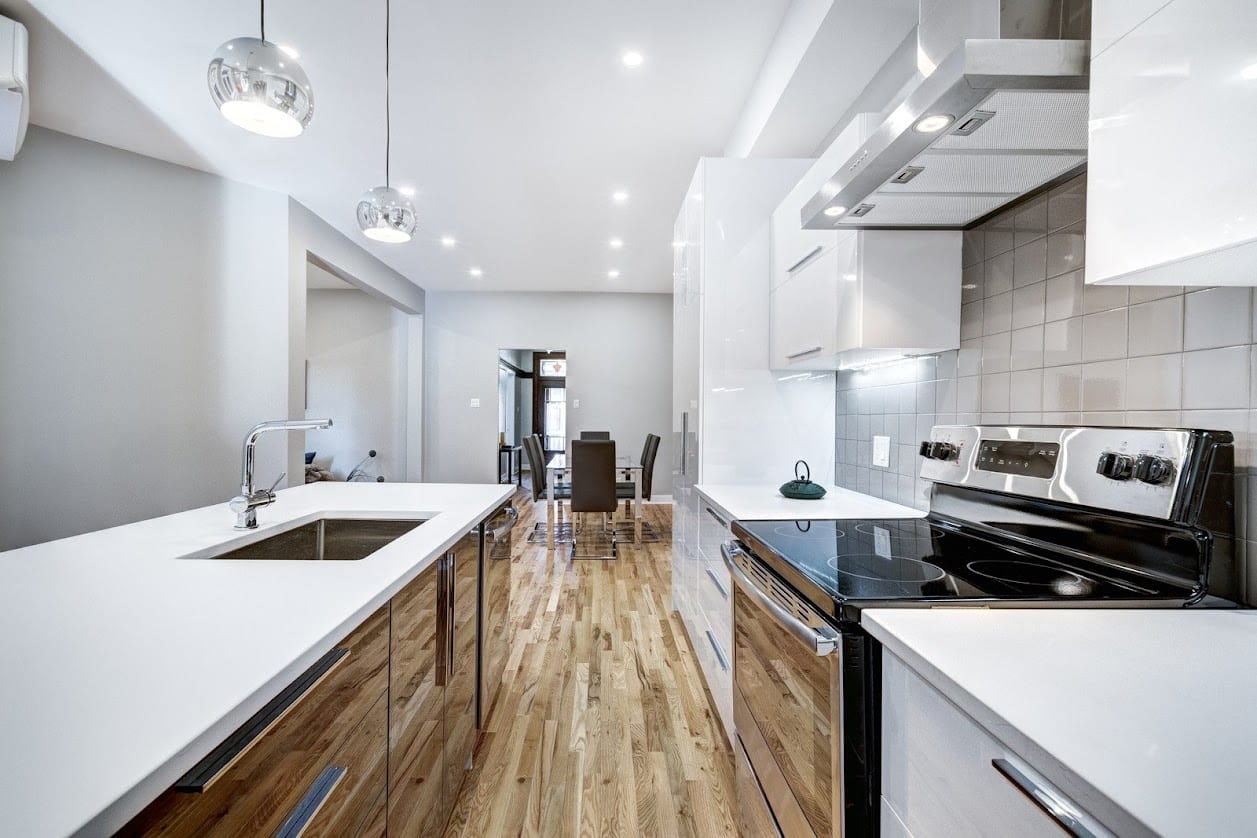 Refurbished kitchen with a central island and gloss units in an Oxford home