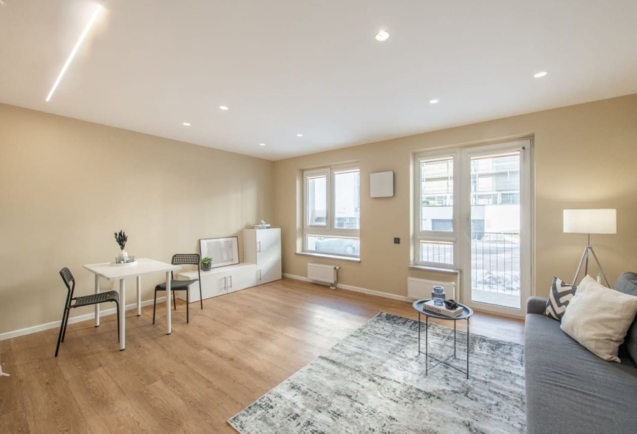 Renovated open-plan living and dining space in an Oxford property