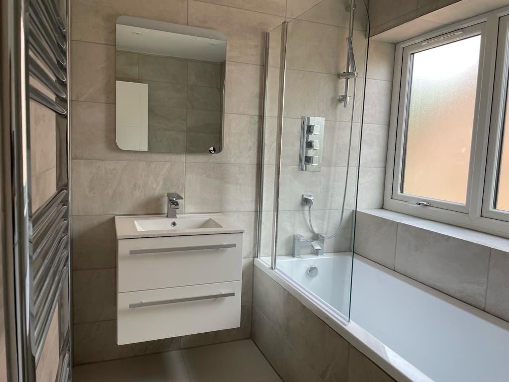 Family bathroom finished as part of an Oxford building project